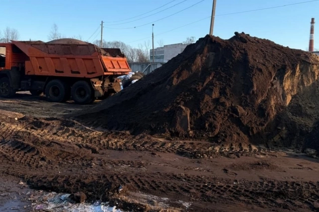 На территорию завезли песок. 