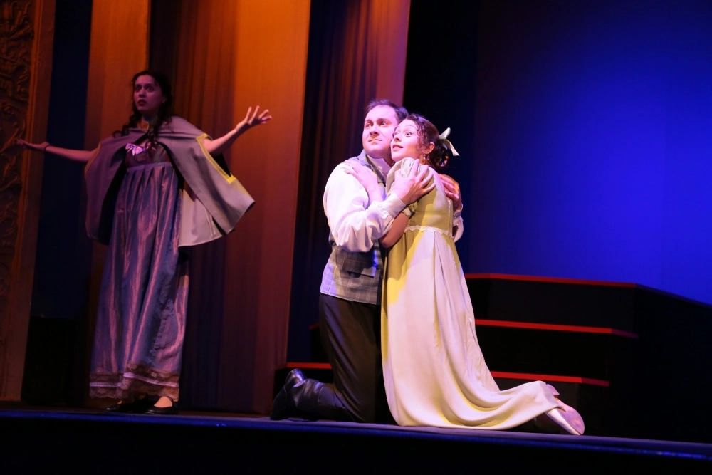 Актёры перевоплощаются в различные роли.