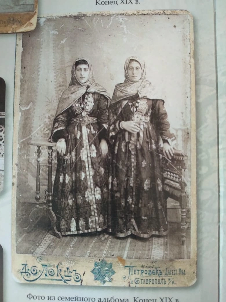 На дореволюционных фотографиях видно, что талию на платье часто приталивали.