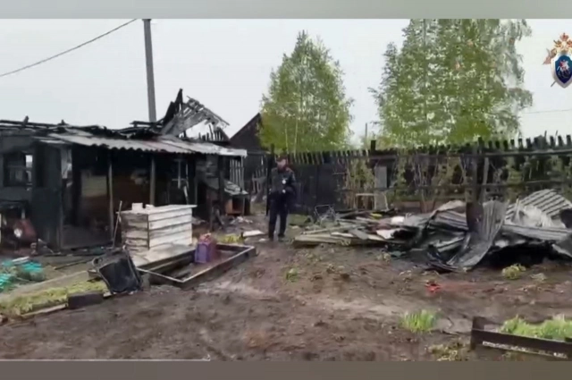 Все, что осталось от дачи, где отдыхали подростки.
