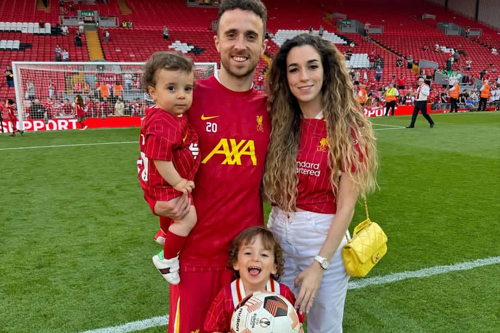 Футболист футбольного клуба «Ливерпуль» Диогу Жота. На фото: Диогу Жота с семьей