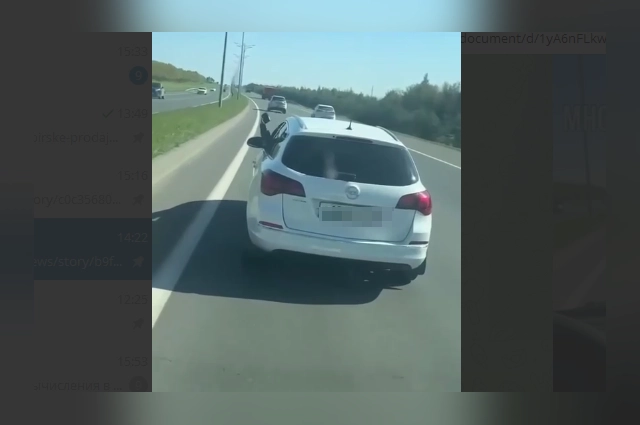 Водитель не уступал дорогу скорой и показал им неприличный жест.