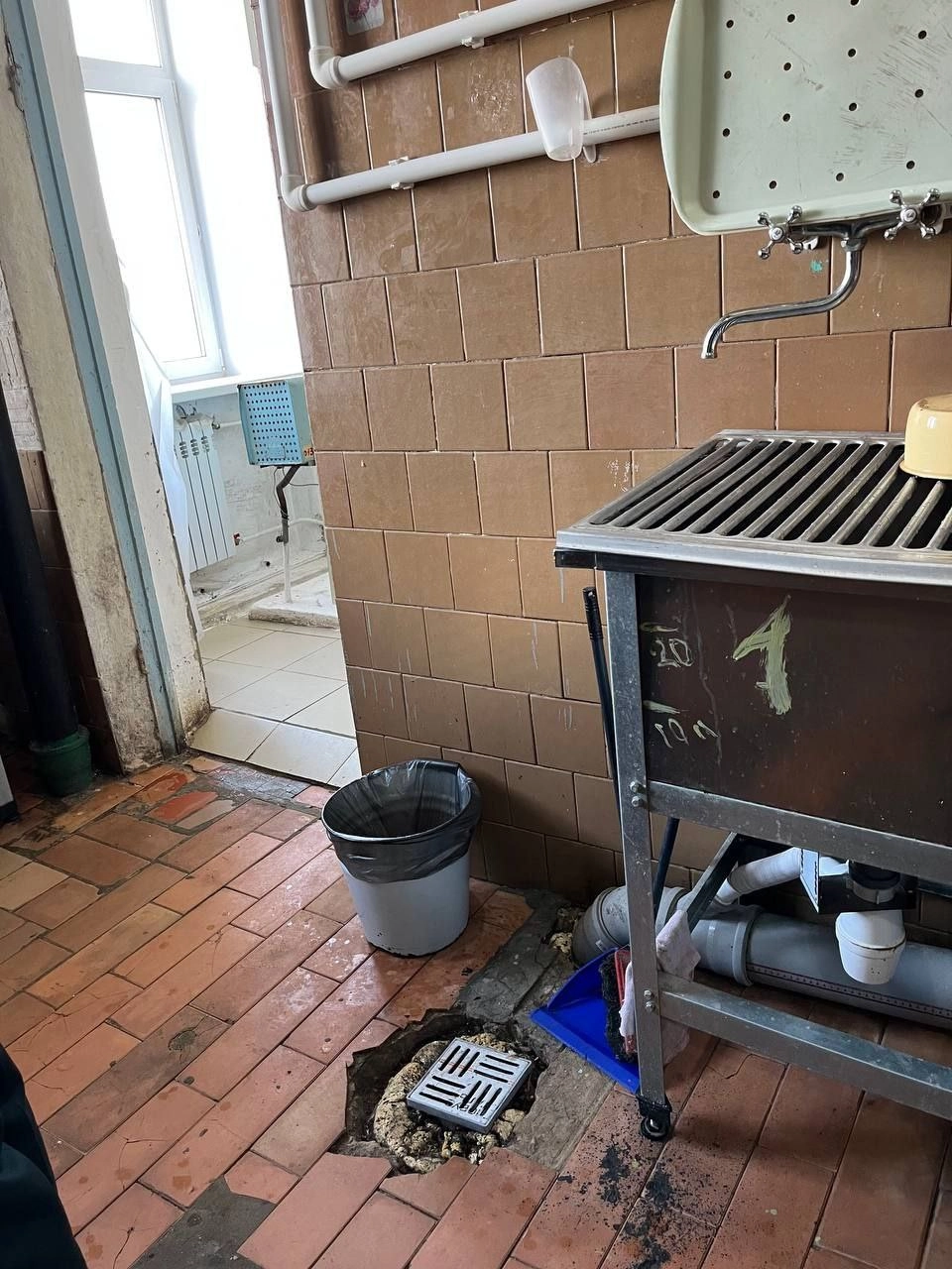 Стены и полы имеют серьёзные повреждения.