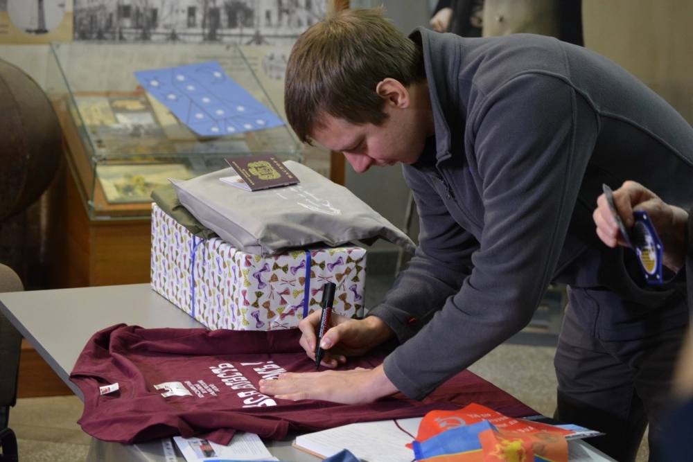 Кирилл Песков подписал футболку, которая станет частью экспозиции музея