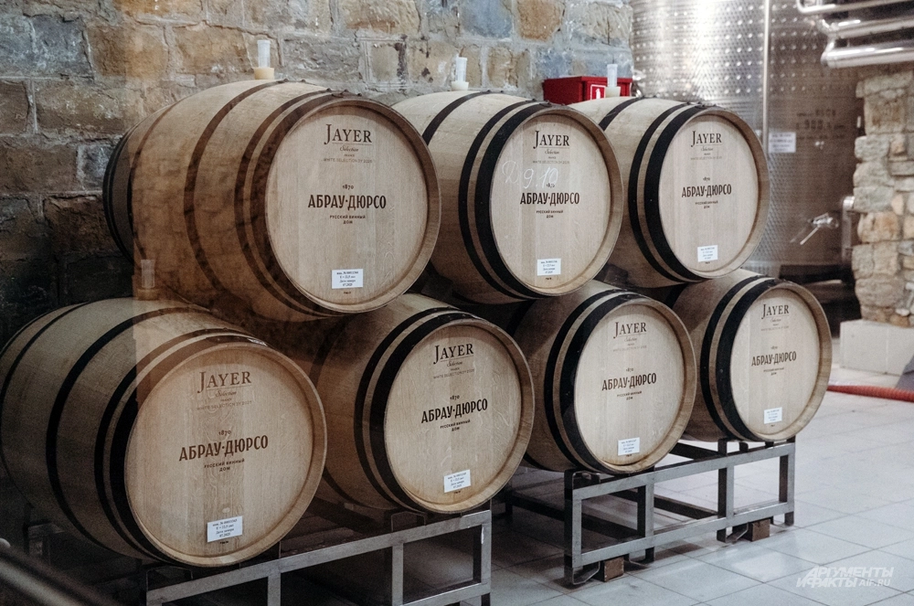 В этих бочках созревают вина «Абрау-Дюрсо».
