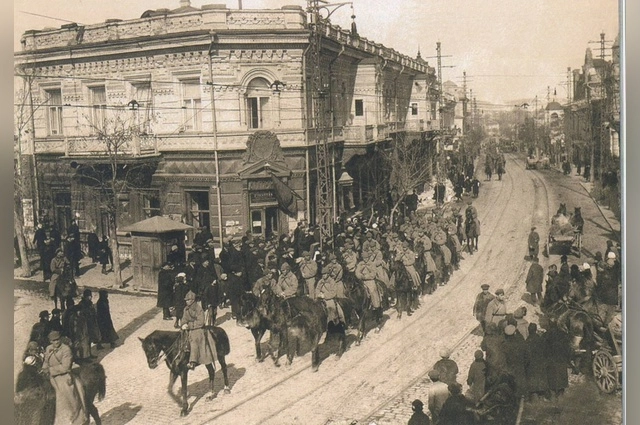 Кавалерийские части РККА проходят по ул. Салгирной, Симферополь, 1920-е. 