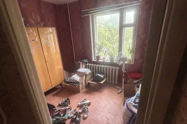 В квартире находились чьи-то вещи и предметы мебели