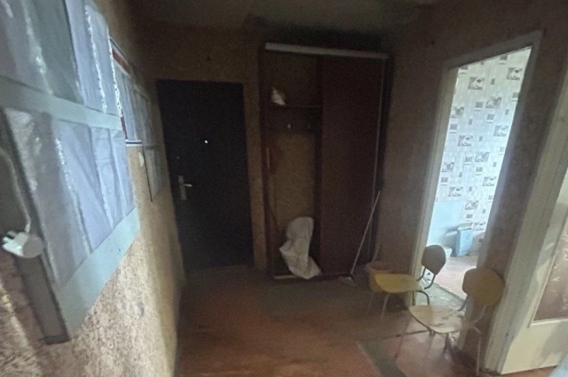 На стене в прихожей висел стенд с информацией