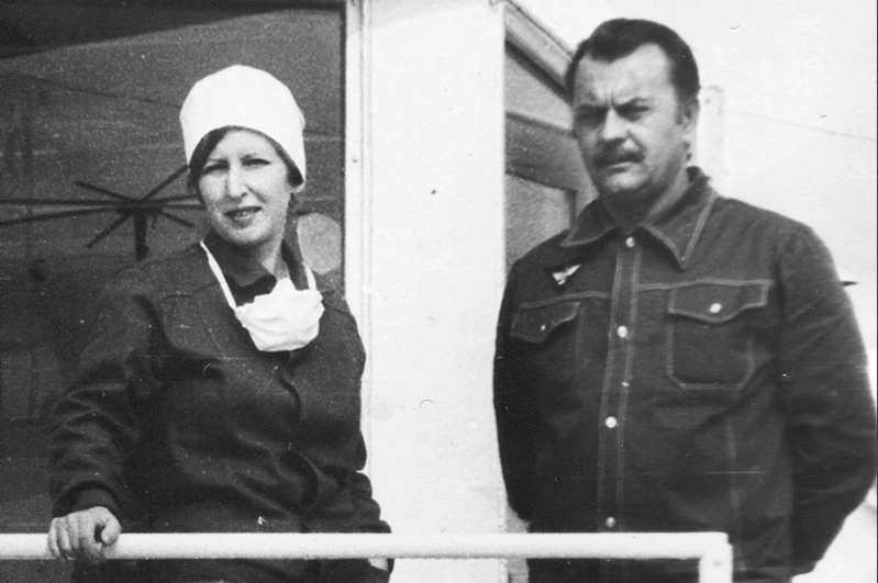 Журналистка Елена Яворовская (на фото слева) в плавучем посёлке «Белый теплоход». 