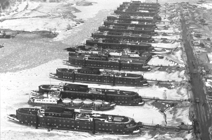 К концу июня 1986 года 13 дизель-электроходов образовали у берегов Припяти вахтовый плавучий комплекс.