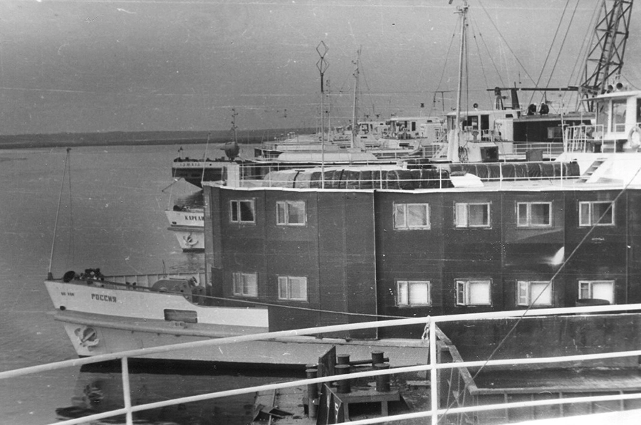 Дизель-электроход «Россия».