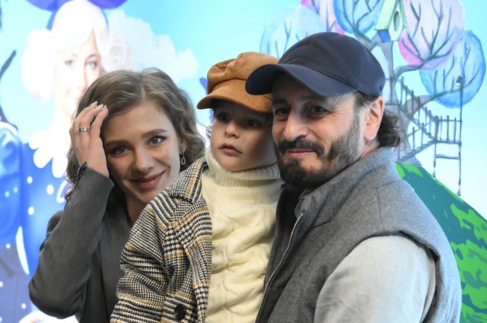 Елизавета Арзамасова с мужем Ильёй Авербухом и сыном Львом.