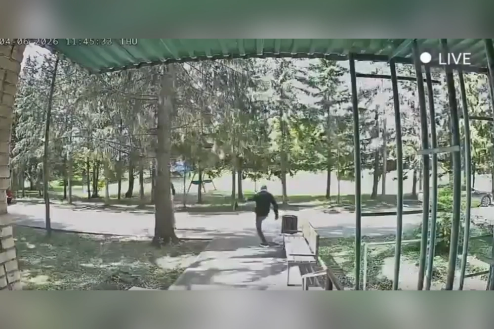 Мужчина едва не забил девушку до смерти.