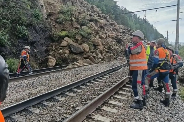 Завал устраняли более 200 человек.