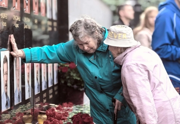 Мать Владимира Пискунова ходит к мемориалу все 15 лет.