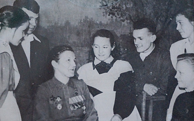 Магуба Сыртланова на встрече со школьниками. 