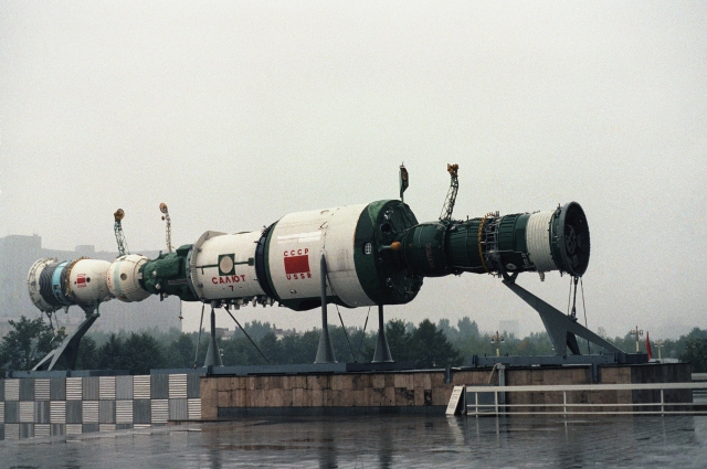 Макет станции Салют-7 с пристыкованными кораблями Союз и Прогресс в павильоне ВДНХ