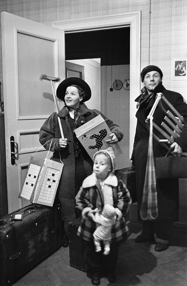 Советская российская актриса театра и кино Вера Петровна Марецкая с дочкой въезжают в новую квартиру. 1947 год.