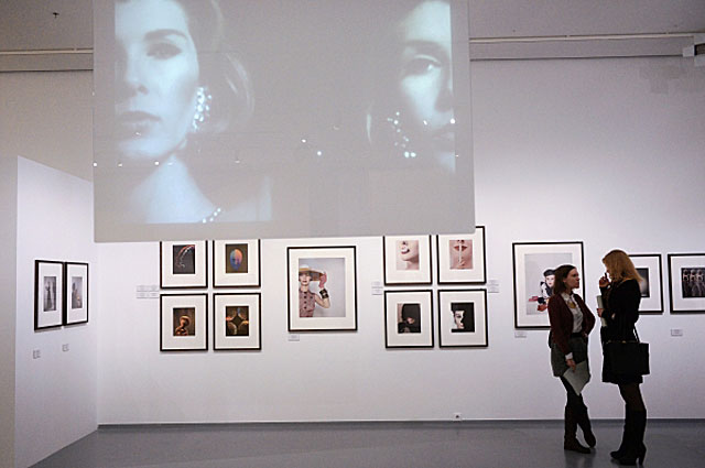 Посетители на открытии выставки Фотобиеннале-2014 в Мультимедиа Арт музее в Москве