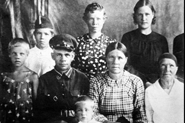 Семья Цукановых, 1938 год (Мария стоит в центре)