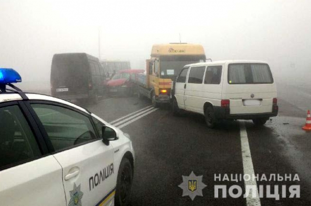 ПОД РОВНО ИЗ-ЗА СКОЛЬЗКОЙ ДОРОГИ СТОЛКНУЛИСЬ СЕМЬ АВТО, ЕСТЬ ПОСТРАДАВШИЕ: ФОТО