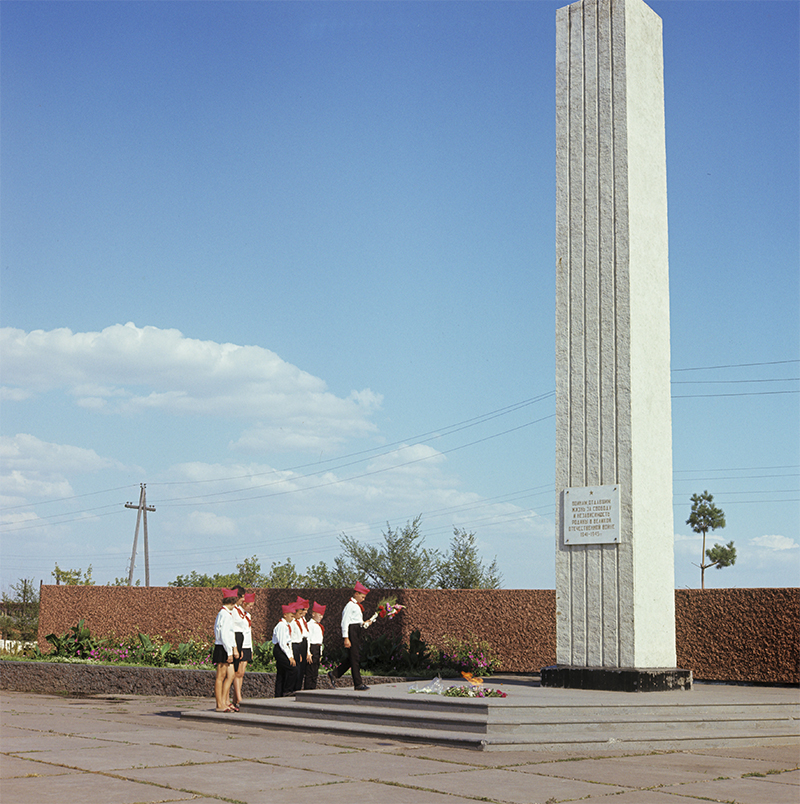 Пионеры возлагают цветы к обелиску воинам, павшим в годы Великой Отечественной войны 1941-1945 годов.