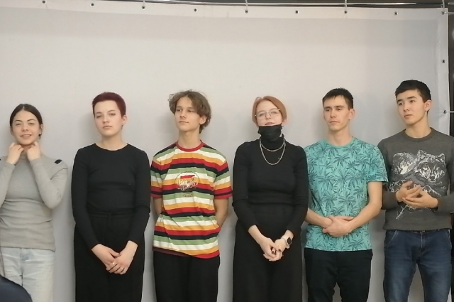 Участники Оренбургского исторического театра теней.