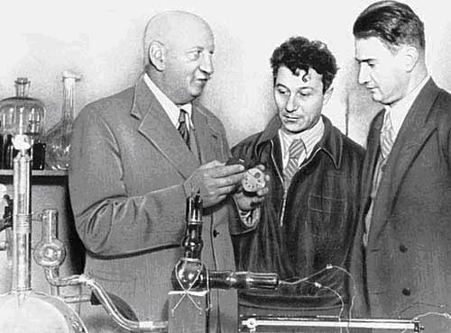А. Ф. Иоффе, А. И. Алиханов, И. В. Курчатов (слева направо). Начало 1930-х годов.