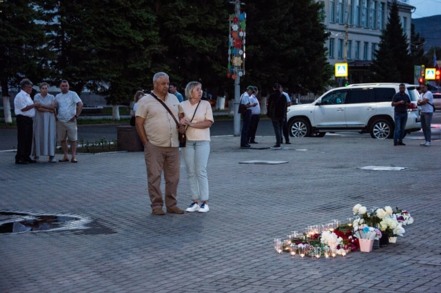 Жители организовали стихийный мемориал на месте трагедии.