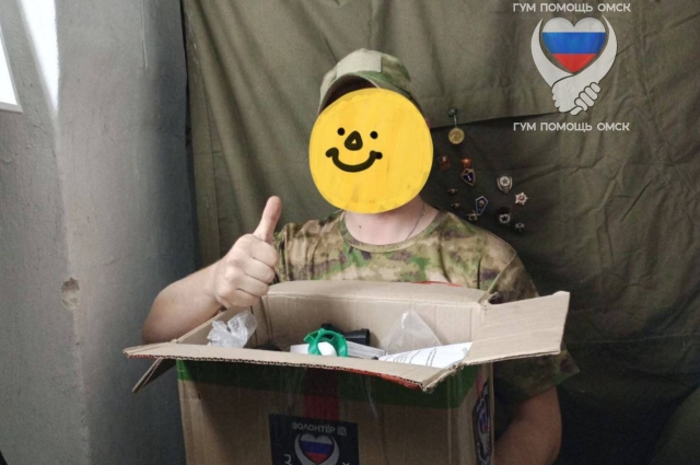 Солдаты очень рады получить посылки из дома. 