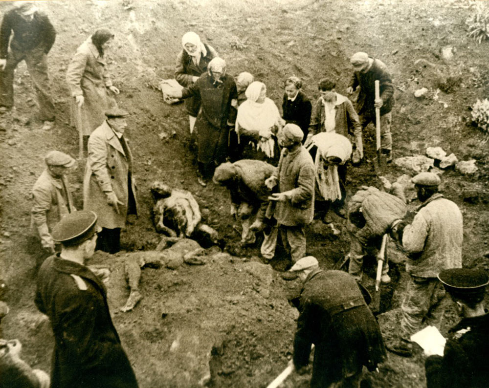 Раскопка ям с телами расстрелянных заключённых в Дубках.