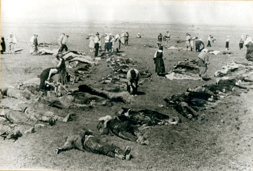Раскопки в Дубках, где расстреливали узников концлагеря на месте совхоза «Красный», 1944 г.