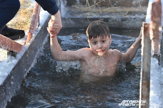 Даже дети окунаются в купель.