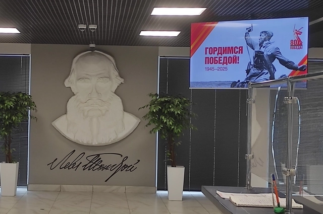 Барельеф на первом этаже главного корпуса.