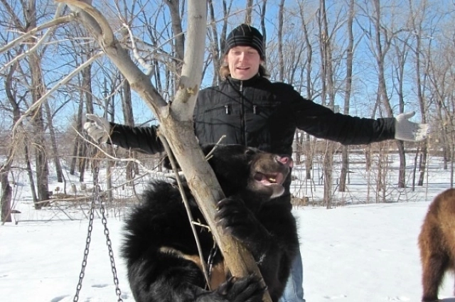 В цирке Игорь ухаживал за медведями