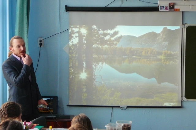 Мужчина обучает детей