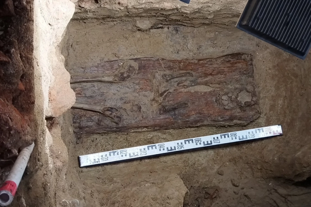 Специалисты проводят экспертизу артефакта