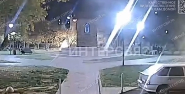 После хлопка и вспышки парень упал на землю с криками боли.