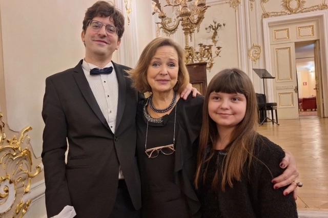 Три поколения: дочь Юлиана Семёнова Ольга, его внук Юлиан, его правнучка Василиса.