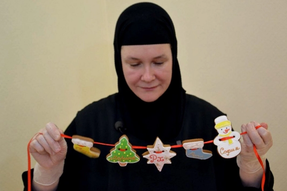 Изготовить такую сладкую гирлядну можно всей семьёй в канун Рождества Христова.