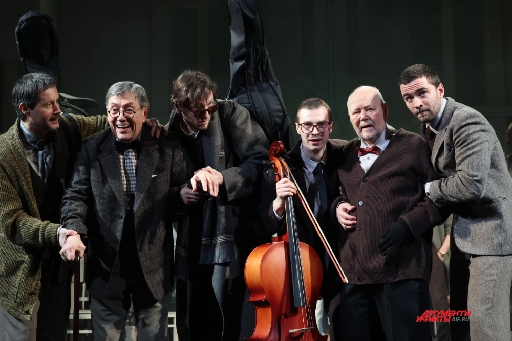 На сцене задействованы больше сотни артистов - вся труппа театра.