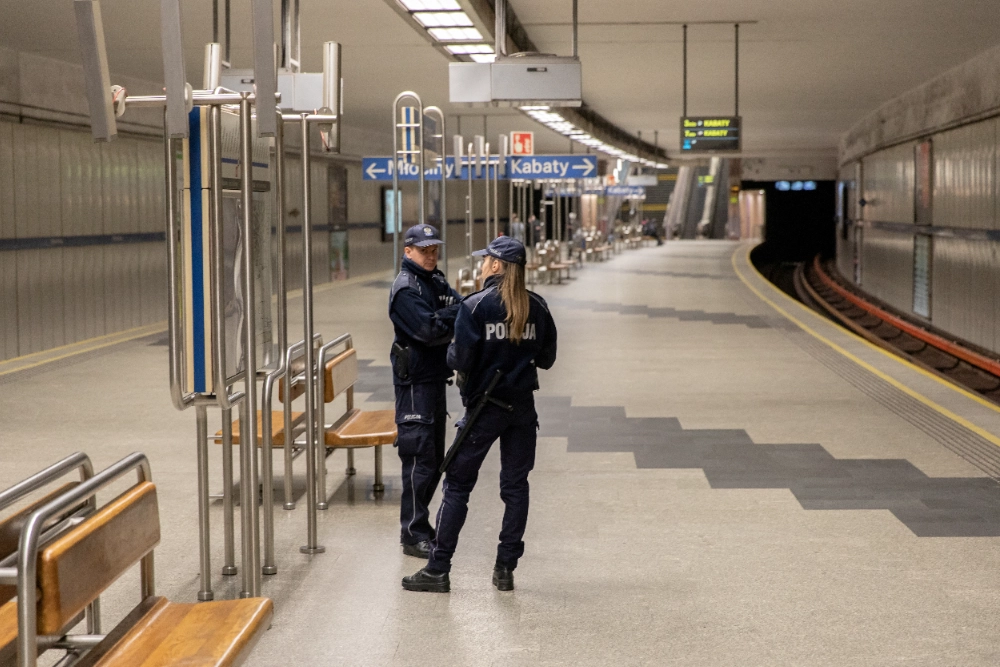 Глава Варшавы пояснил, что в метро начали создавать материальные запасы на случай необходимости укрытия в нем большого числа людей.