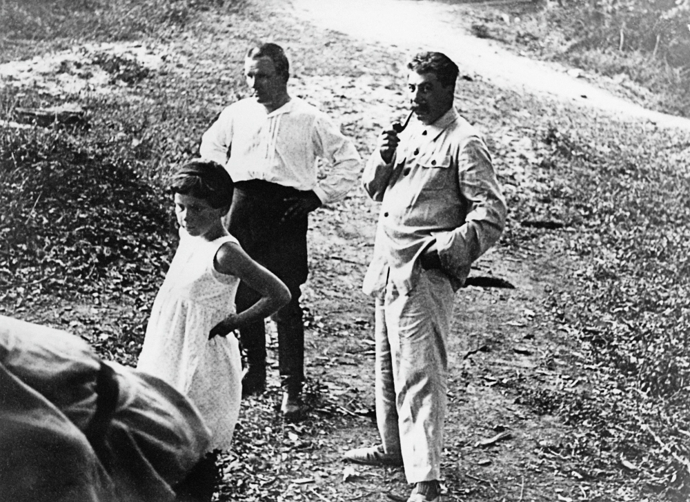 Иосиф Виссарионович Сталин, Сергей Миронович Киров и дочь Сталина Светлана Аллилуева. 1930-е годы. Фото из личного архива Е. Коваленко.