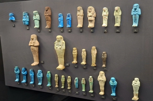 Впервые выставлены все 32 ритуальные фигурки ушебти, которые есть в казанском музее. 