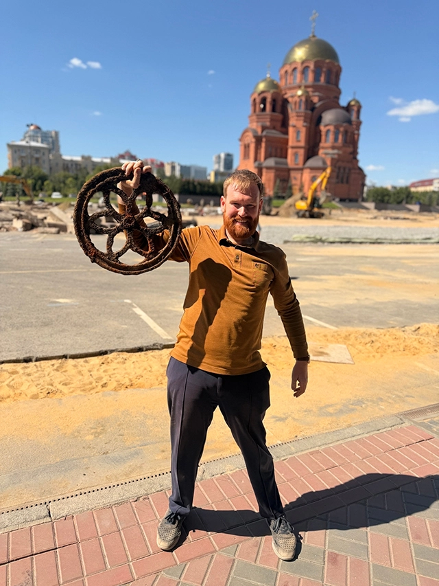Вот такие предметы старины находят под слоем земли.