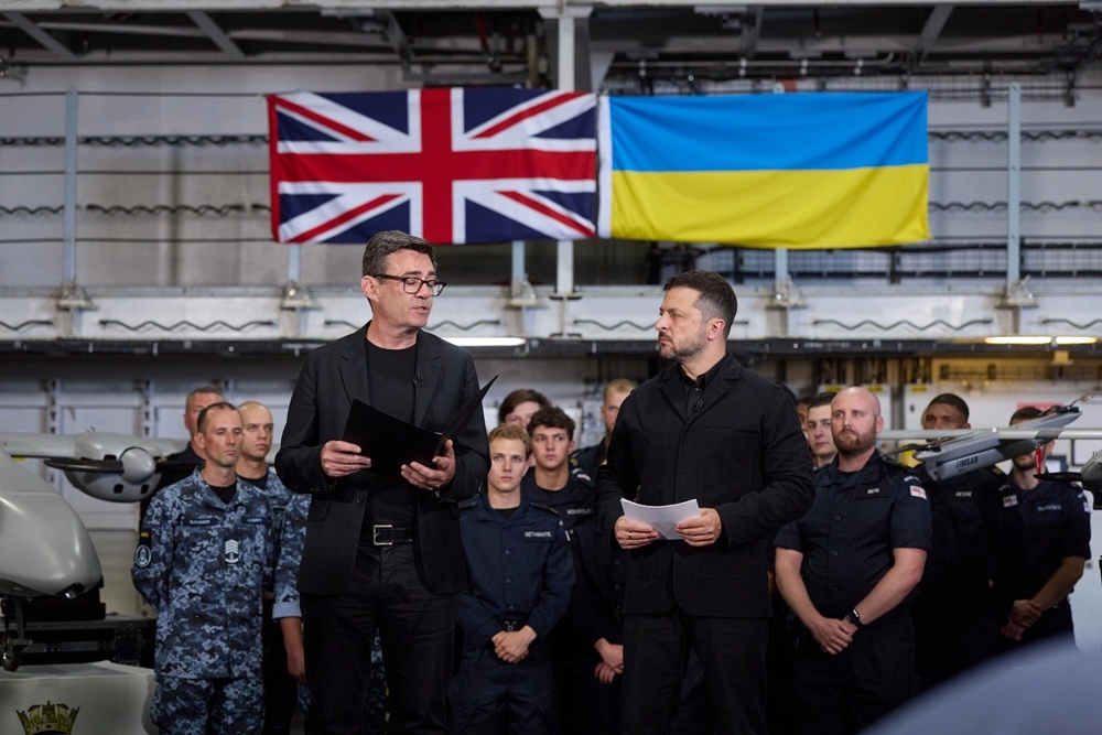 В подарок киевскому режиму Бернэм привез согласие Великобритании на передачу секретных сведений британских компонентах для дальнобойной ракеты SCALP, которую теперь собираются выпускать на Украине.