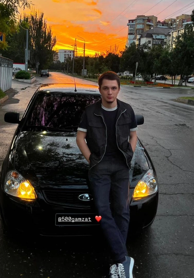 К авто у Гамзата была особая страсть: Часто фотографировался он возле машин, которые заботливо собрал своими руками.