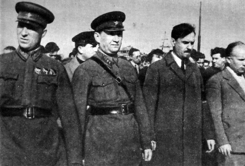 Военный комендант Москвы М. Ф. Лукин, командующий войсками МВО И. П. Белов, председатель Моссовета Н. А. Булганин, 1-й секретарь МК и МГК ВКП(б) Н. С. Хрущёв. 1935 г.