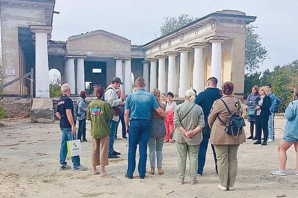 На старое кладбище стали водить экскурсии.