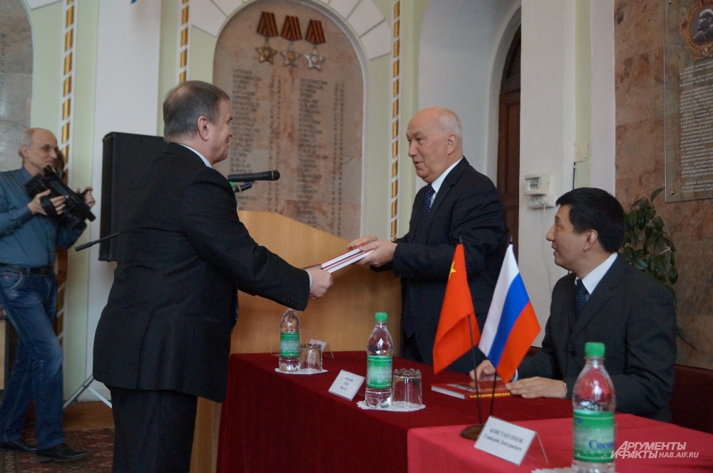 На презентации присутствовали Александр Соколов, мэр Хабаровска, и Ван Вен Си, заместитель генерального консула КНР в Хабаровске